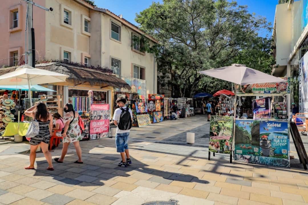 Gobierno de Solidaridad impulsa el comercio ordenado en la zona turística