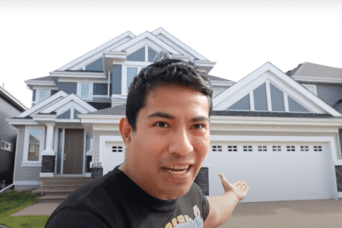 Mexicano presume la casa que se compró en Canadá gracias a su trabajo como albañil