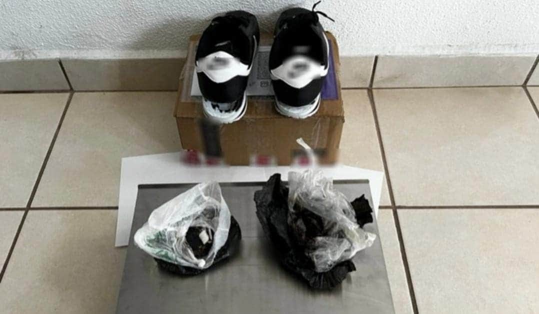Tenis con doble fondo, tenían droga en la suela; iban hacia EU