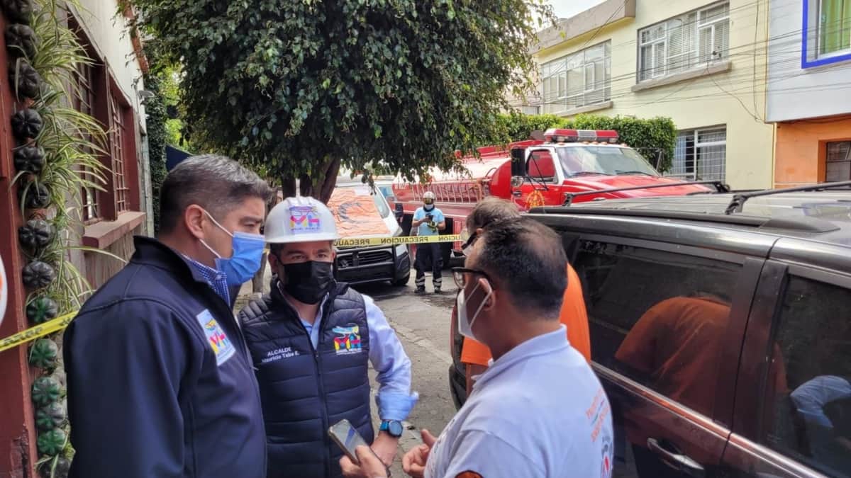 Explosión por acumulación de gases deja 4 autos dañados en la CDMX