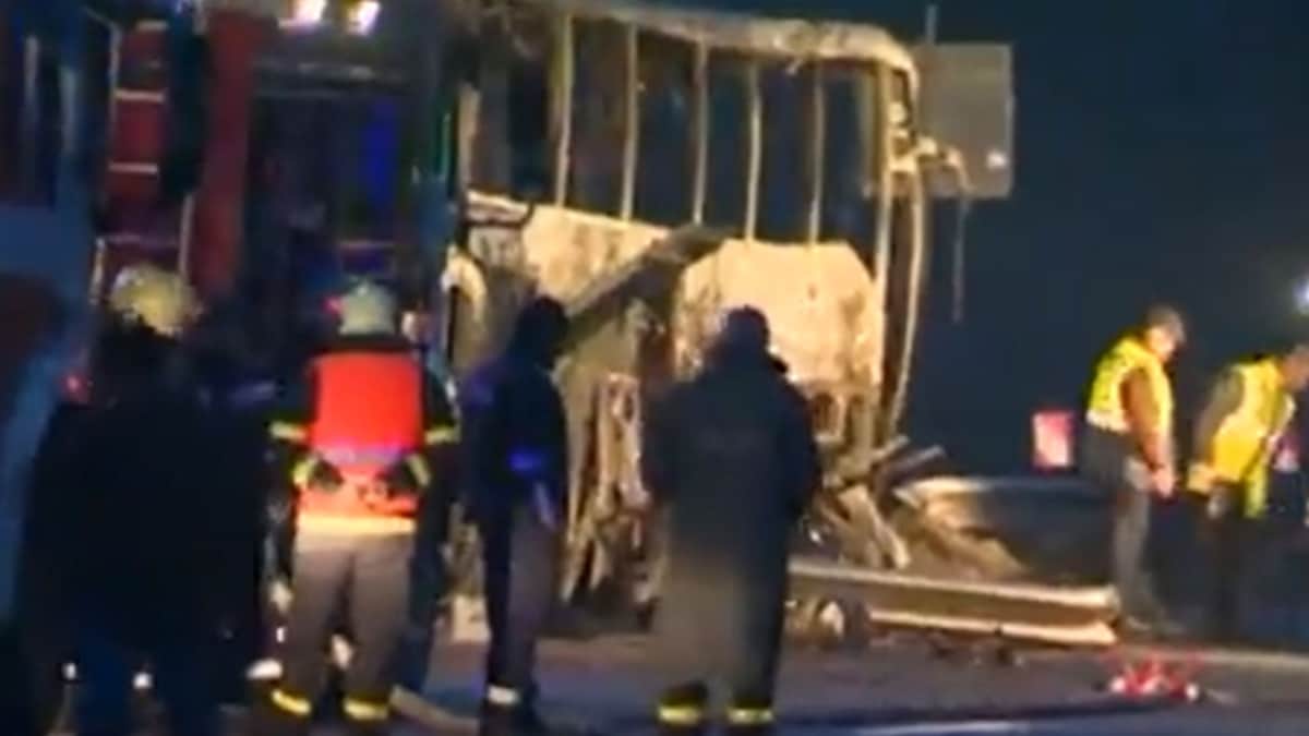 Pierden la vida calcinados 12 niños y 34 adultos tras incendio en un bus