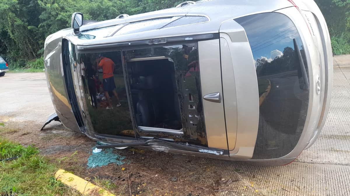 Mujeres turistas se estampan contra entronque en Mahaual