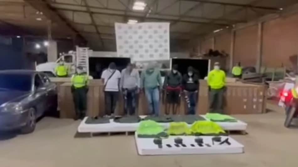 Instala policía un puesto de control falso para robarse 138 televisores, lo atrapan