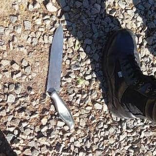 VIDEO: Policías dispararon 15 veces para frenar a un hombre que intentaba acuchillarlos