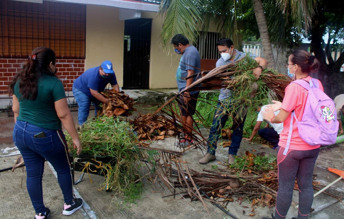 Organiza gobierno de Puerto Morelos jornada de limpieza en la telesecundaria “Ramón Bravo Prieto”