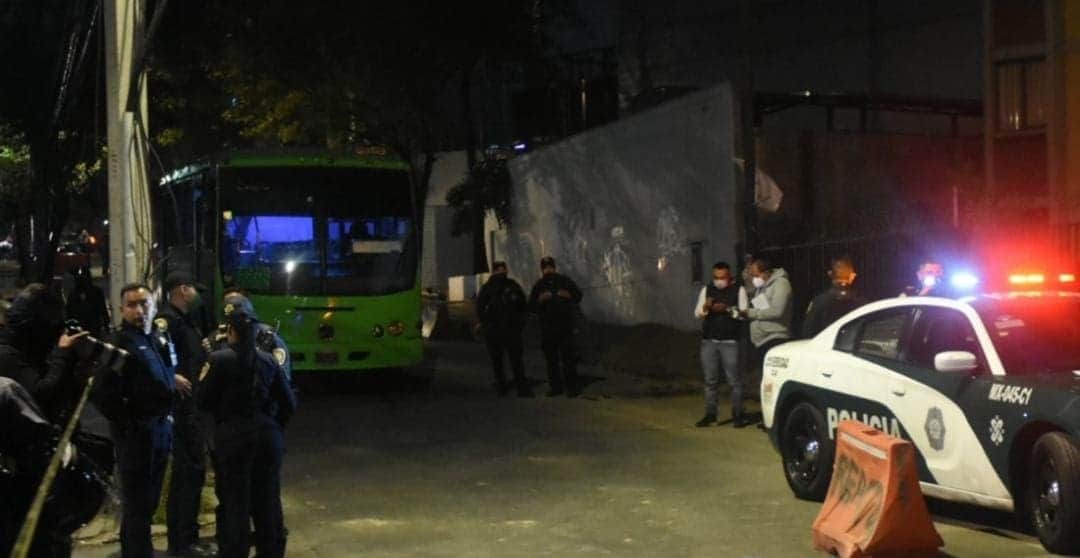 Policía mata a asaltante y frustra asalto; iba de pasajero en camión en Cdmx