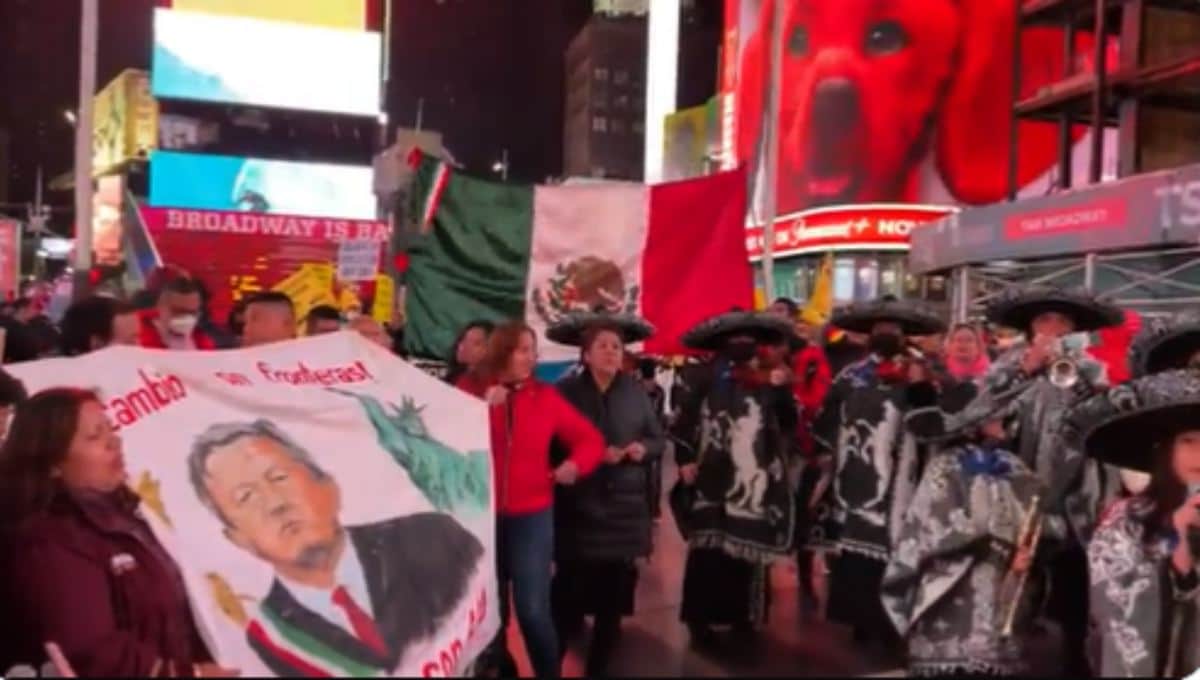Mexicanos esperan a AMLO en Nueva York con mariachis y pancartas