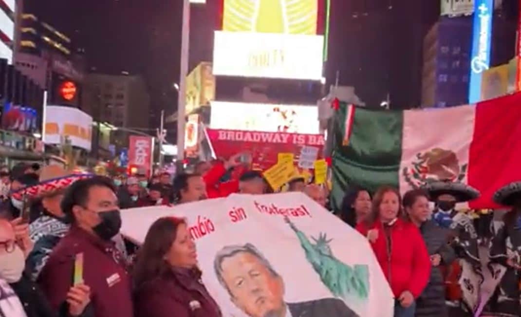 Con mariachis y carteles realizan en AMLOFest en el Times Square