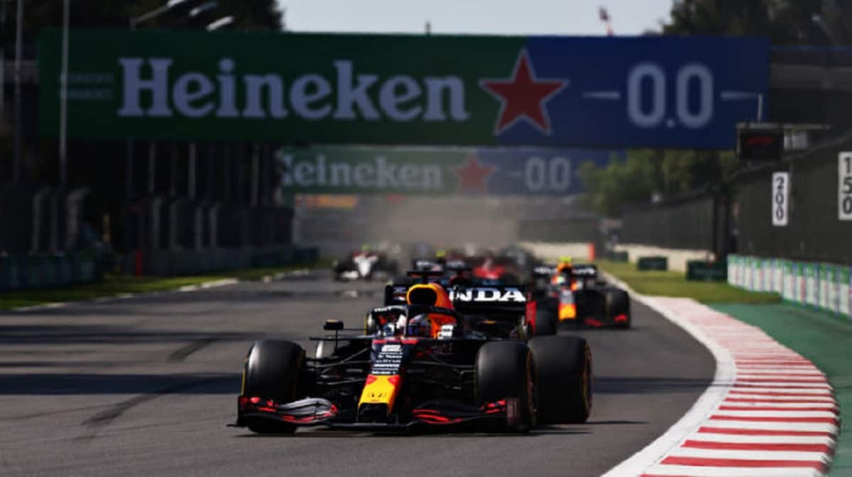 Épico final de la F1: 'Checo' Pérez queda tercero y su compañero Max Verstappen se lleva la victoria
