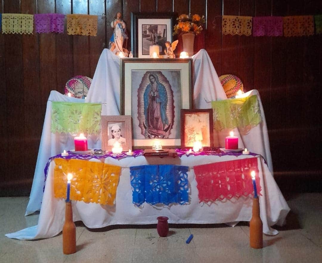 Pone ofrenda a su abuelita en Nicaragua al estilo mexicano