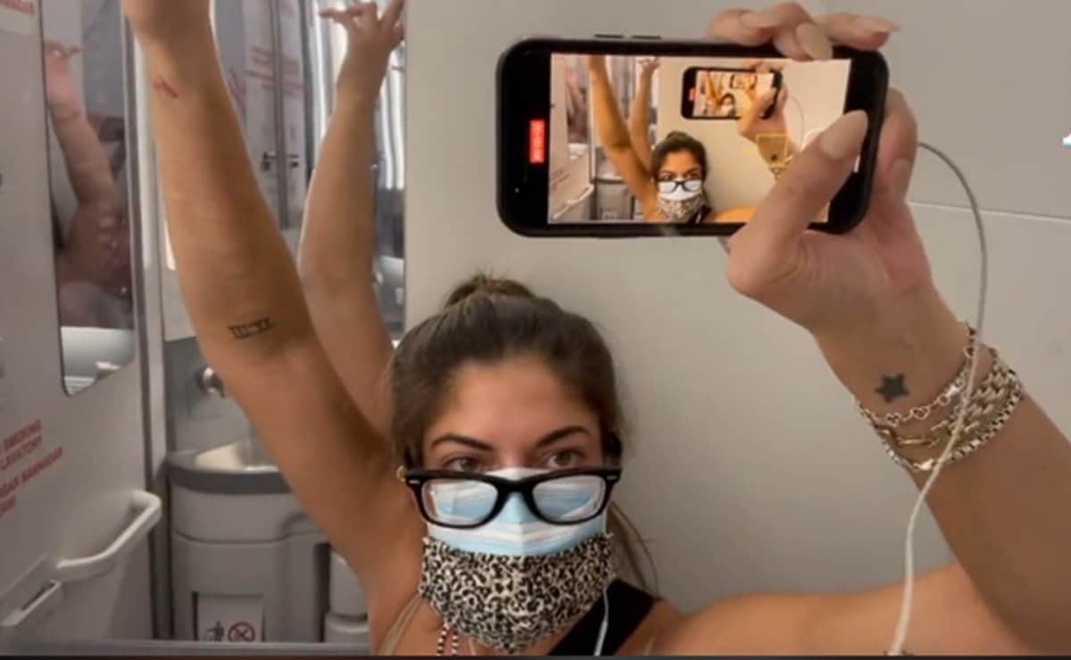 Mujer se aísla en baño de avión tras dar positivo a Covid-19