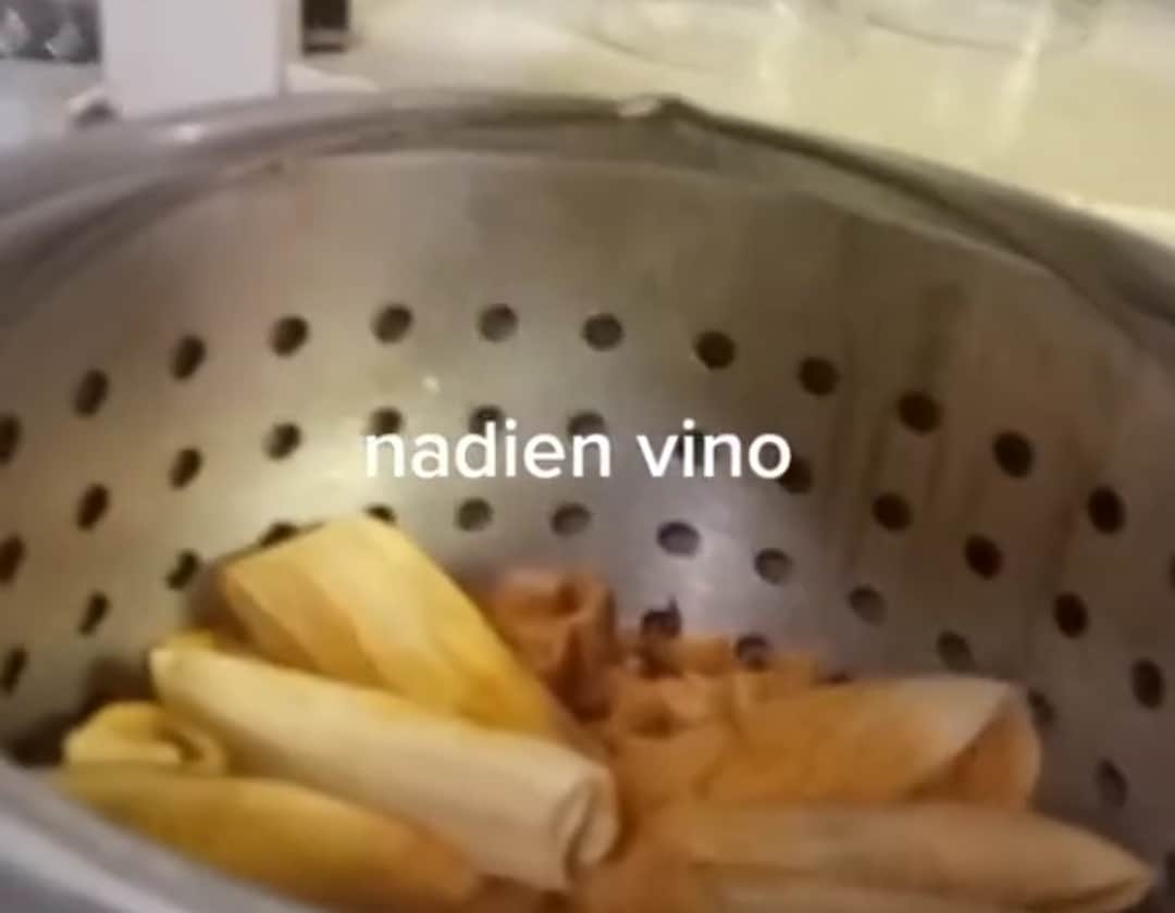 Hijos desalmados: Señora prepara cena de navidad para su familia y nadie llega