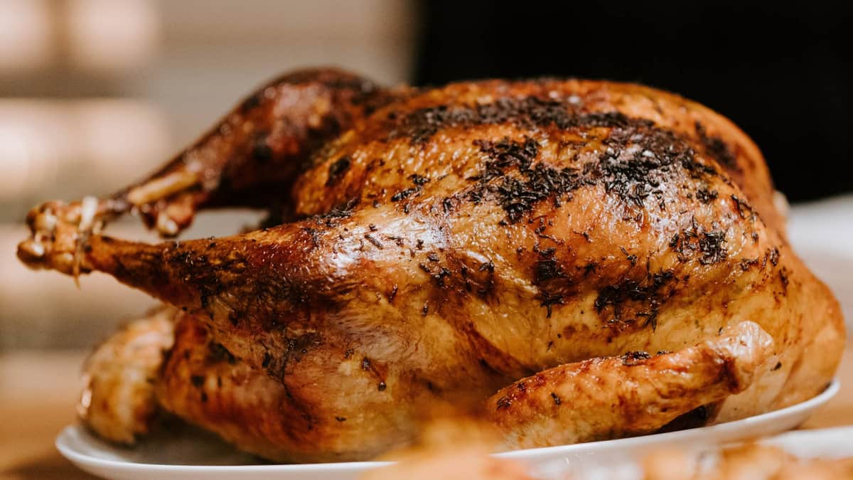 Lo mandan a comprar pollo para la cena, vuelve con más de 2 millones de pesos tras ganarse la lotería