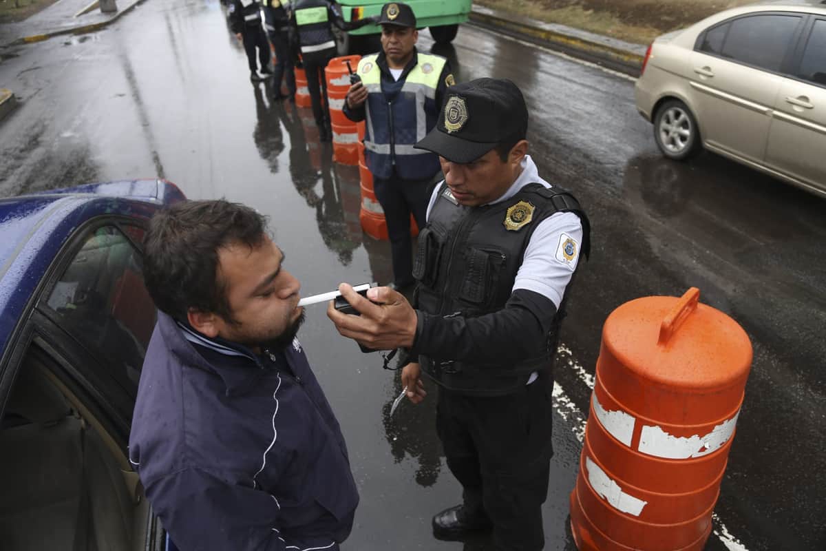 Suspendidos dos policías ebrios por armar trifulca en revisión de alcoholímetro