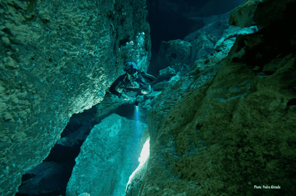 Investigadora mexicana sumerge a científicos del mundo al Gran Acuífero Maya durante ponencia ganadora del tercer lugar
