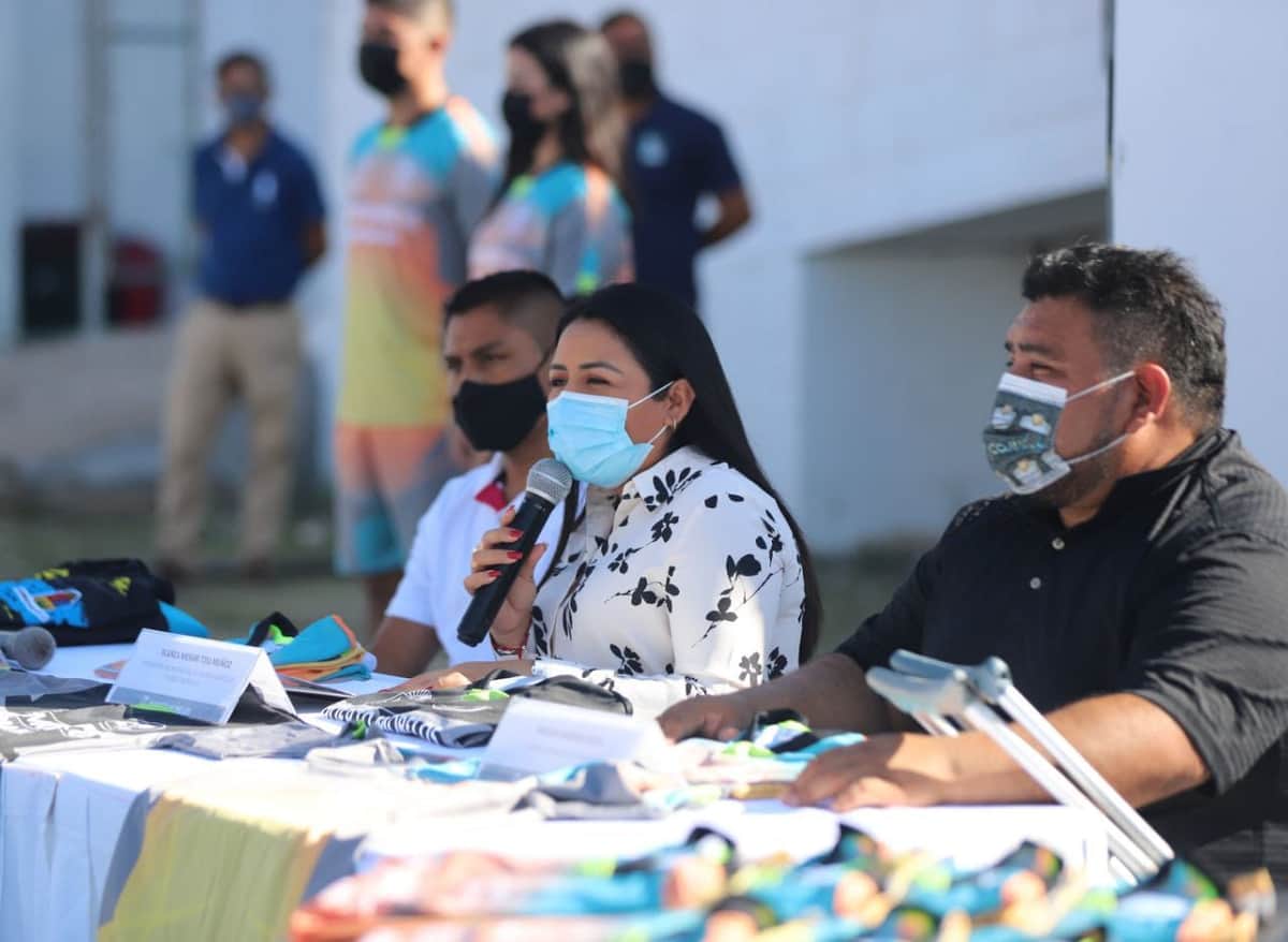 Entrega Blanca Merari Tziu uniformes a seleccionados que competirán en el Encuentro Nacional Deportivo Indígena 2021