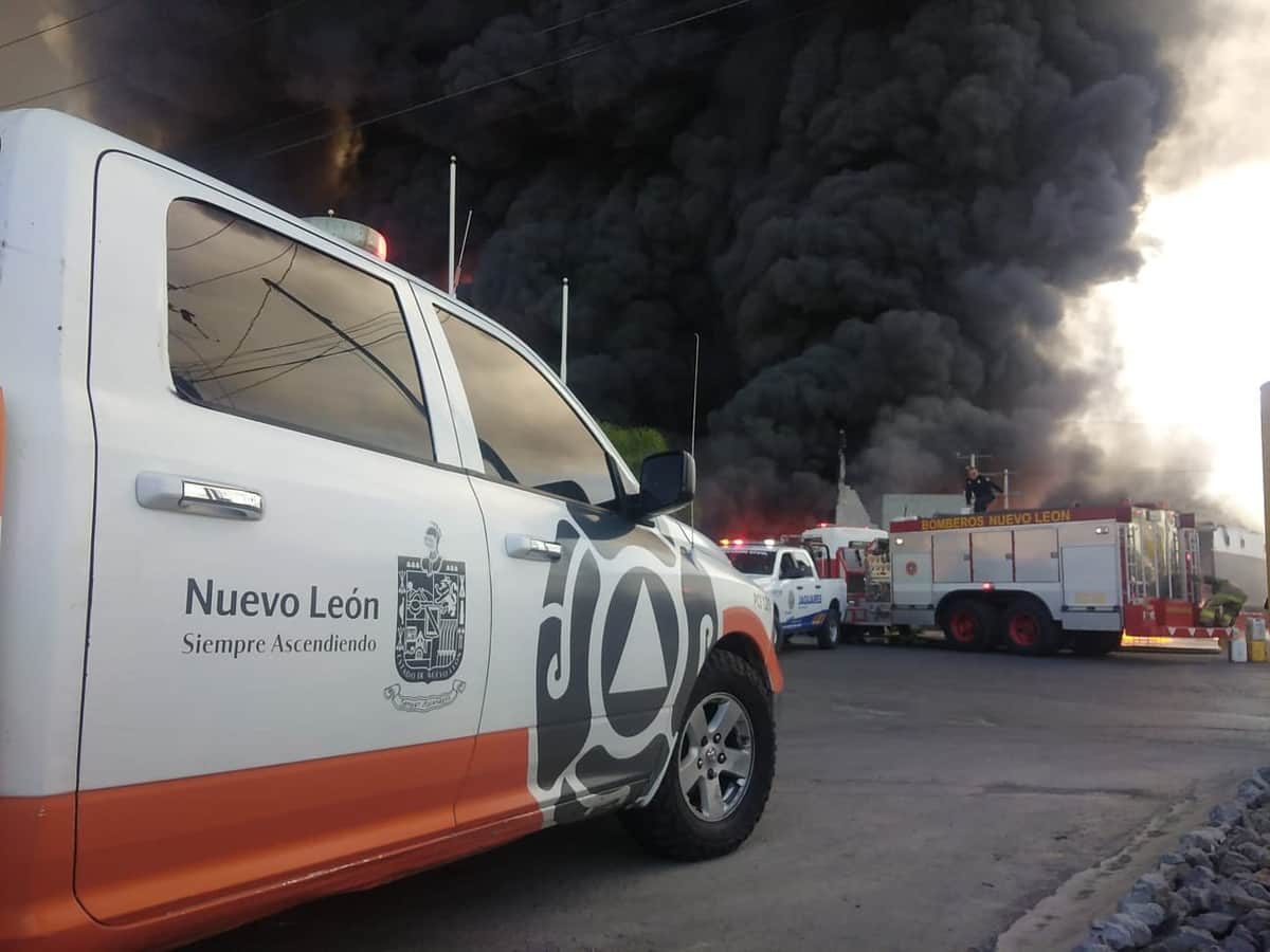 Desalojan a 30 familias por fuerte incendio en bodega de Nuevo León