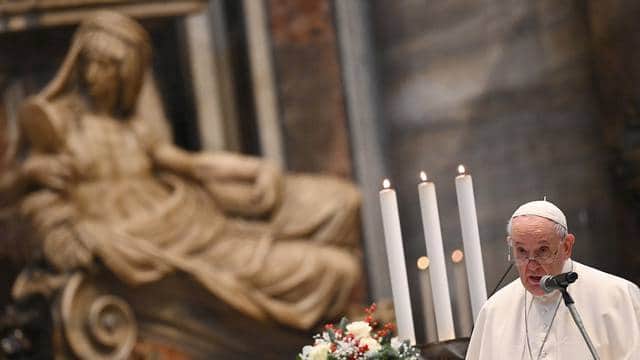 Papa Francisco llama a no vivir una navidad “falsa y comercial”