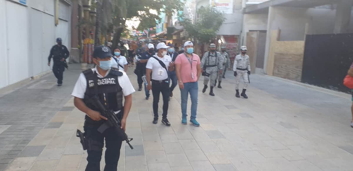 Fuerzas de orden continúan retirando ambulantes de la 5ta Avenida en Playa del Carmen