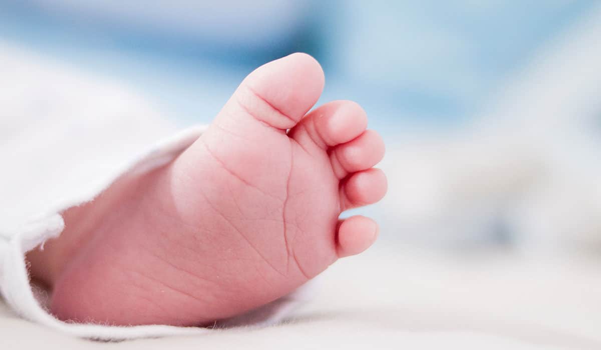 Usa a su bebita para robar en una plaza, lo descubren ¡y la abandona!