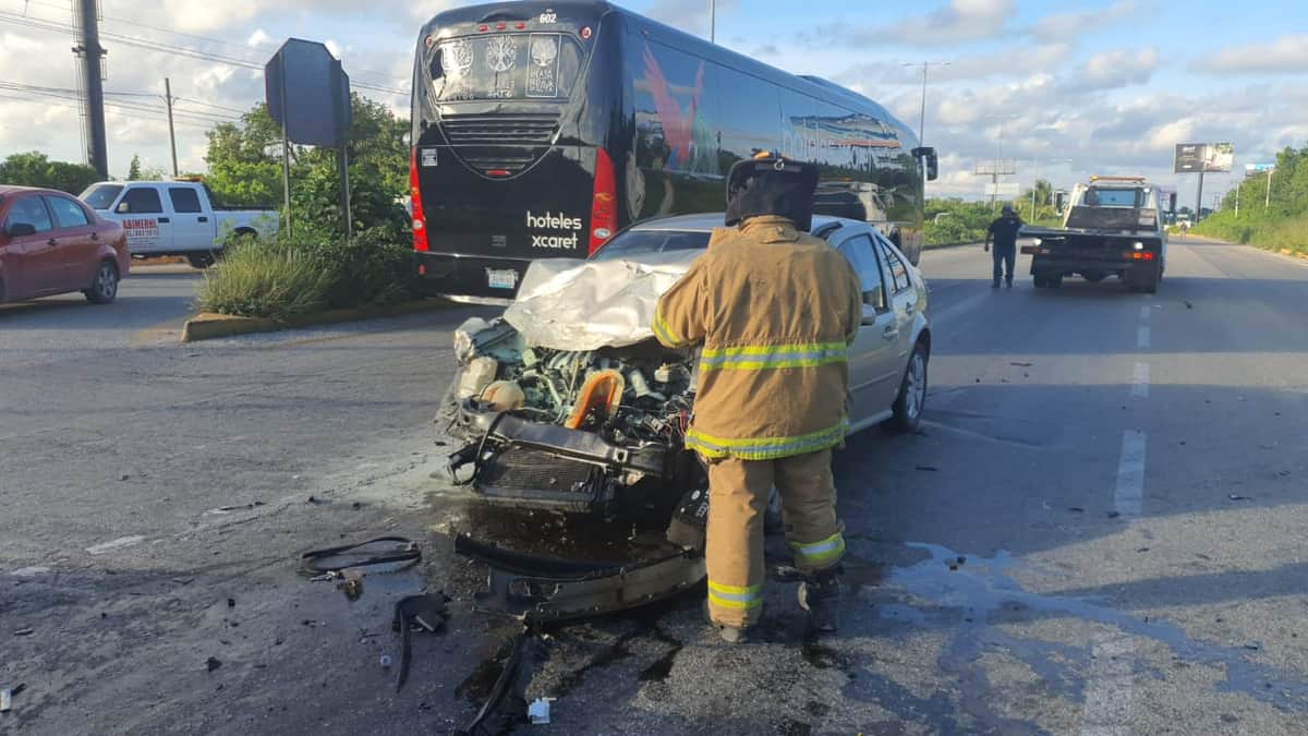 Choca autobús del hotel Nickelodeon en la carretera Cancún-Puerto Morelos; hay al menos 7 heridos