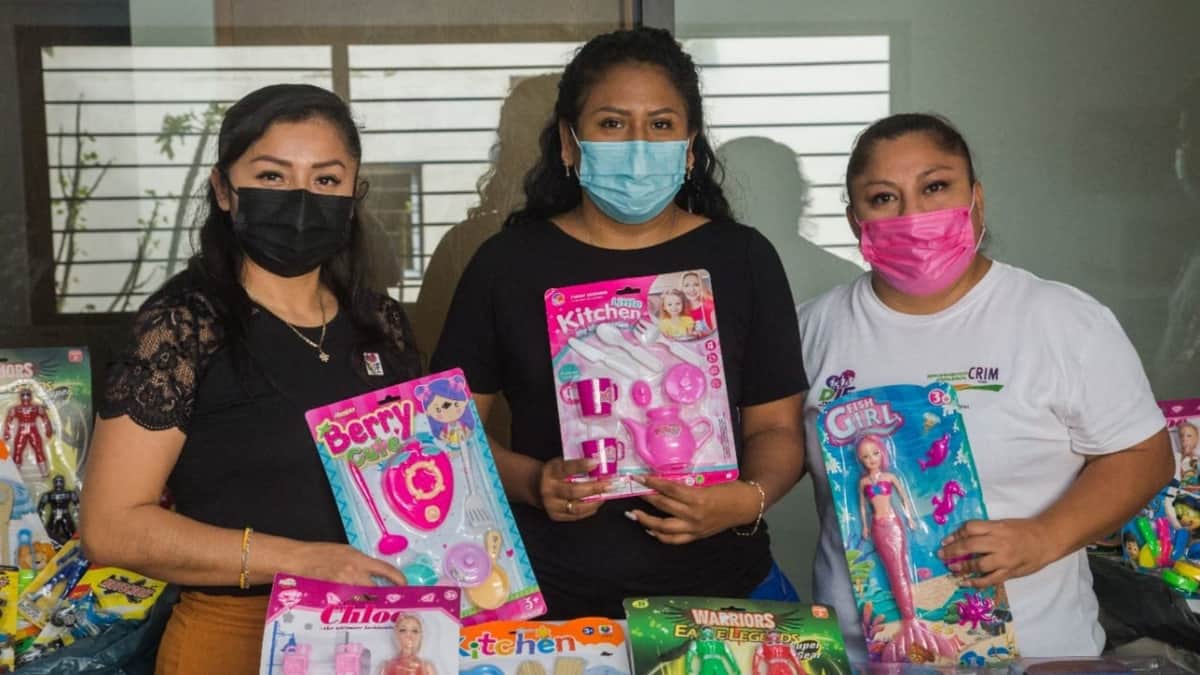 Recibe Ileana Canul de Dzul en el DIF donaciones de juguetes para los niños de Tulum