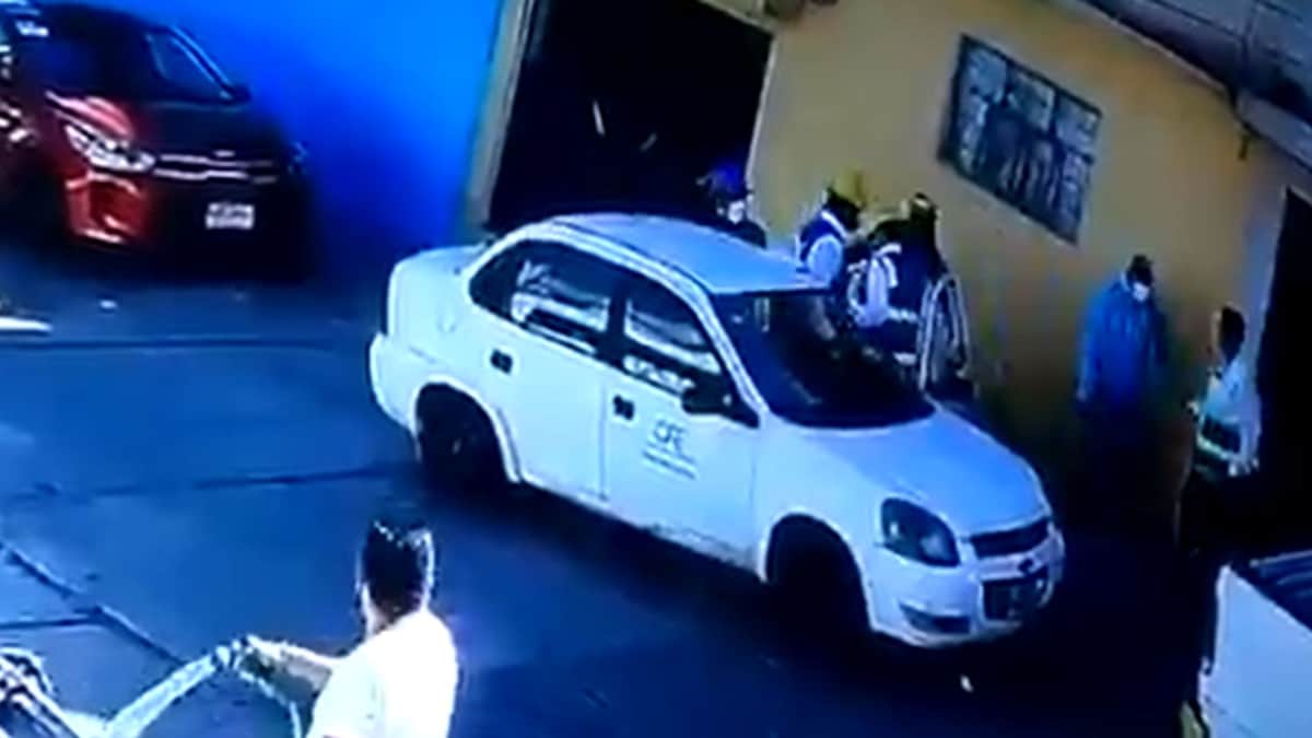 VIDEO: Asaltan a trabajadores de la CFE a plena luz del día en Edomex y nadie hizo nada