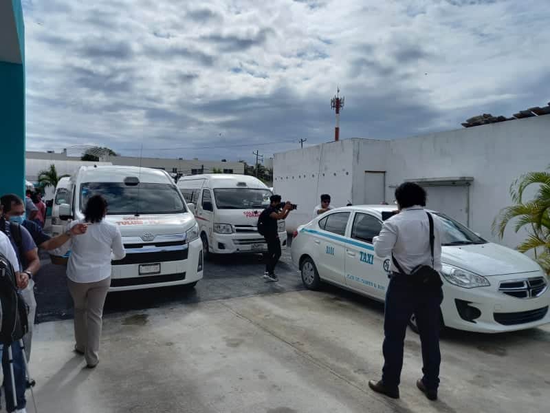 Ante asaltos, taxistas de Playa del Carmen colocan cámaras en vans interurbanas