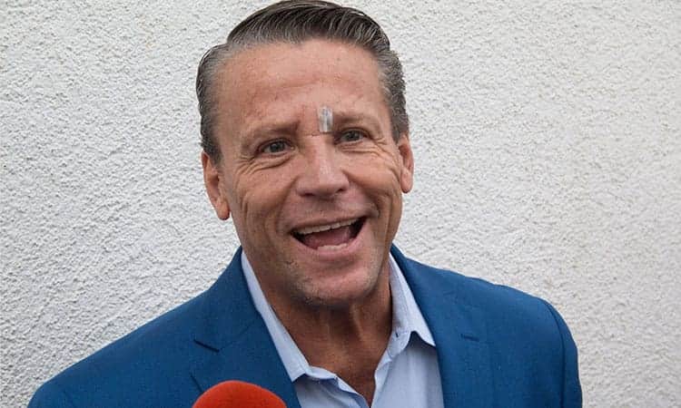 “Escucha nomás este cumbión”: se viraliza esta cumbia de Alfredo Adame tras pelea en la calle