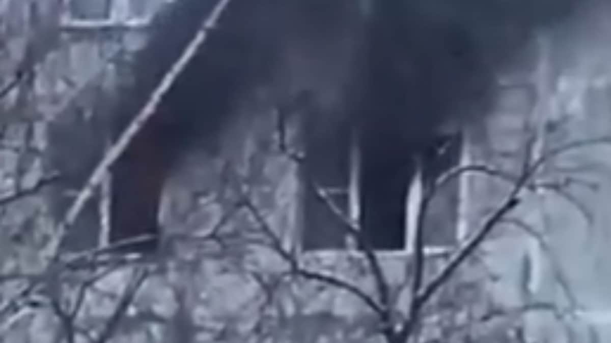 VIDEO: Jóvenes se arriesgan para salvar por una ventana a vecina de un departamento superior