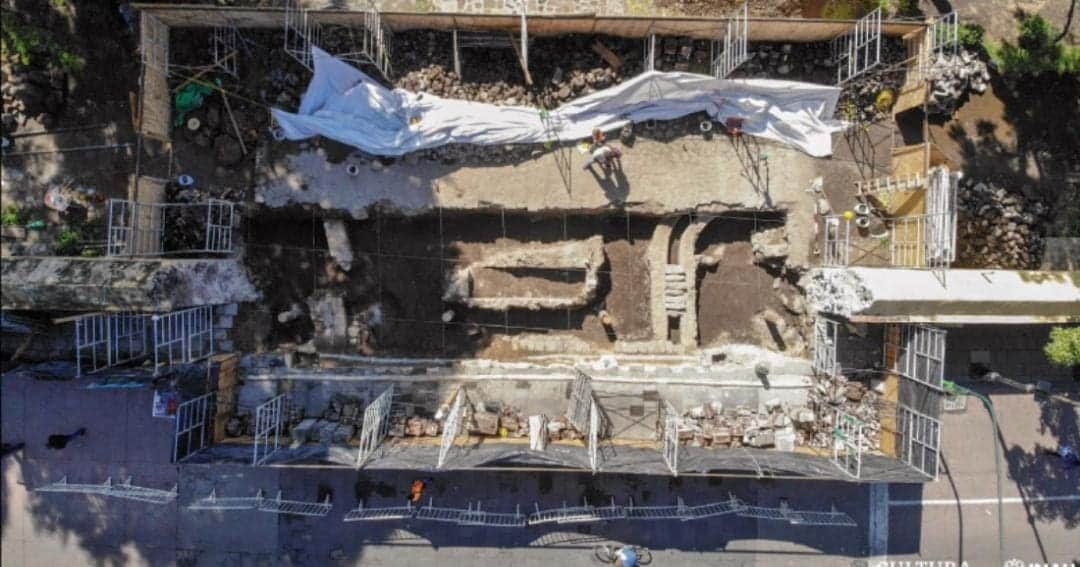 Halla INAH sistema hidráulico y osamenta del siglo XVI en catedral de Cdmx