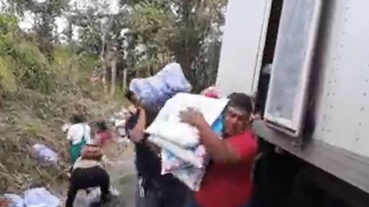 VIDEO: Camión con productos de limpieza sufre avería en Tabasco y lo saquean