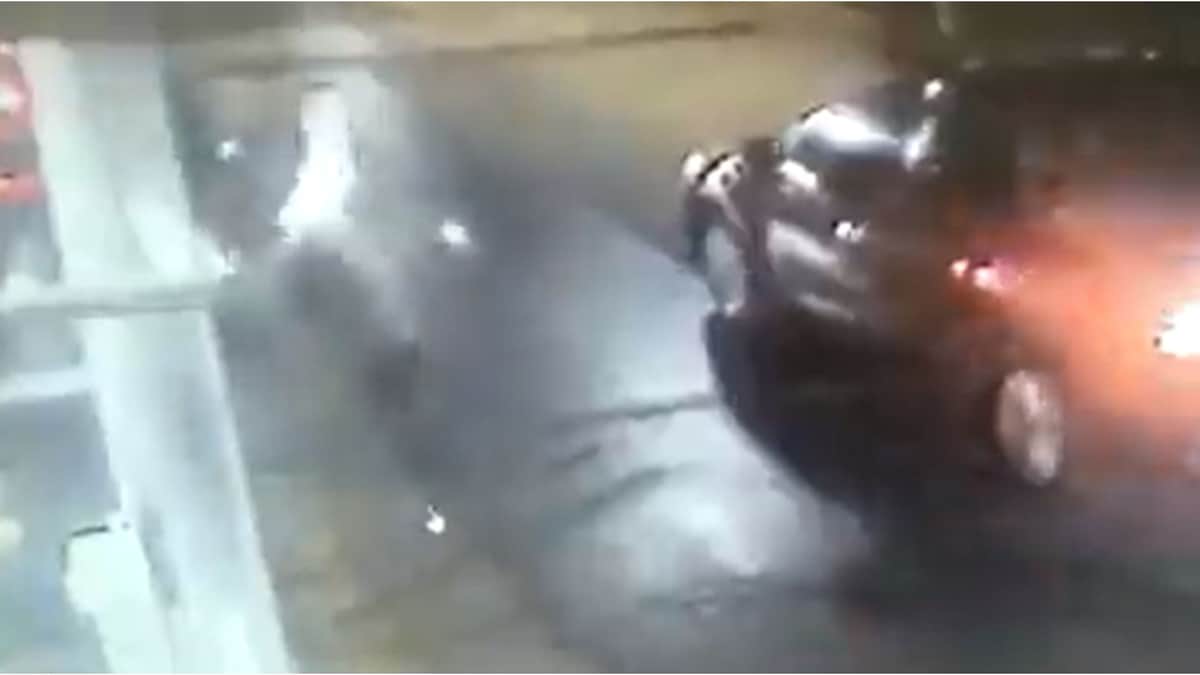 VIDEO: Hombre casi es arrollado por bajar del auto para alzar pluma y no pagar en Edomex