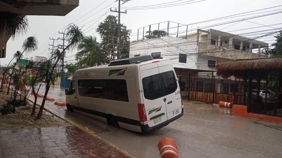 Cae van en zanja de obras del gasoducto en Playa del Carmen