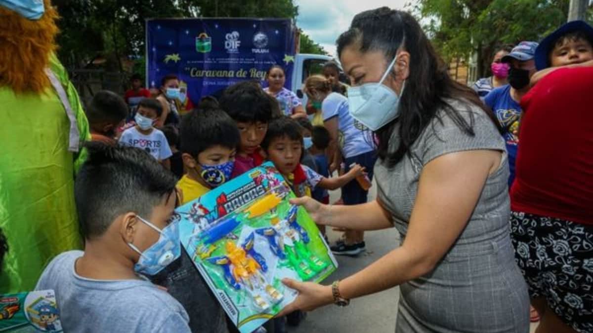 DIF Tulum realizó caravana por distintas colonias en Día de Reyes para entregar juguetes