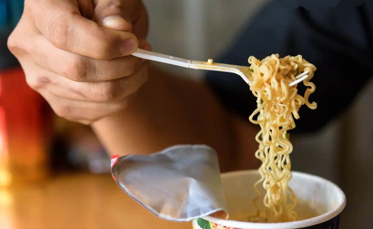 Amputan las piernas a joven tras comer fideos en mal estado