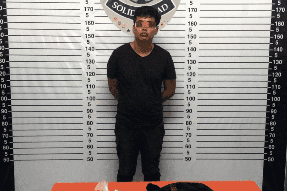 Perro policía detecta a un sujeto con droga en van de Playa del Carmen