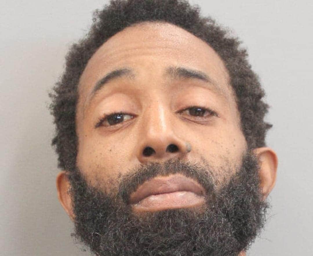 Le roban 20 dólares, saca el arma para dispararle a ladrón pero mata a una niña