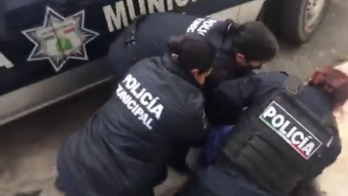 VIDEO: Captan a policías deteniendo a adultos mayores con violencia durante clausura de local