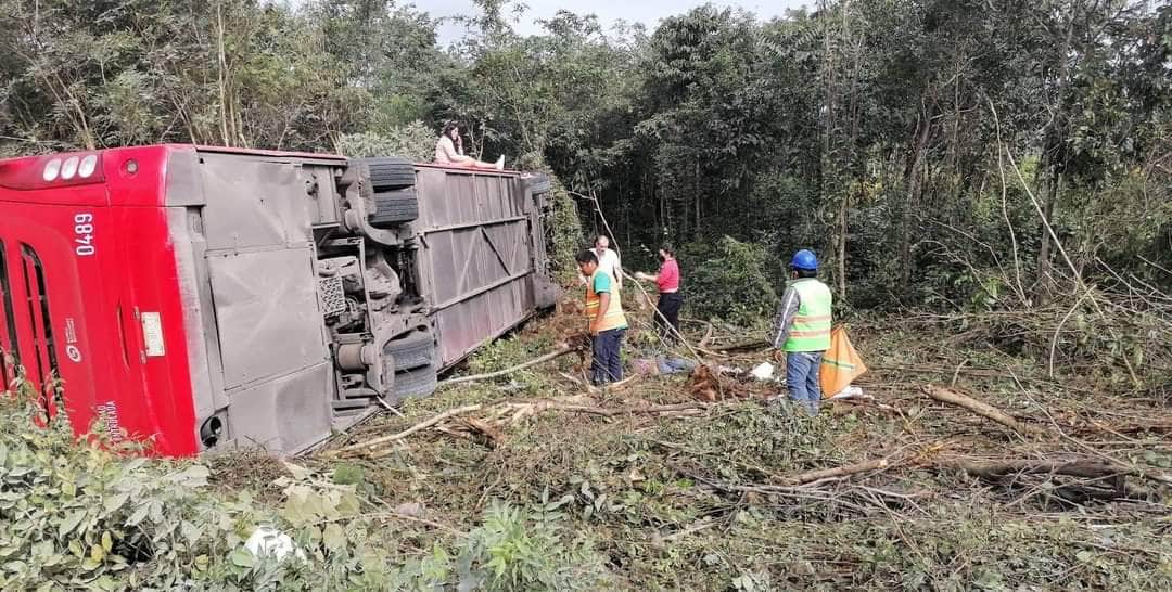  Vuelca autobús en la carretera Valladolid-Cancún, hay heridos y fallecidos