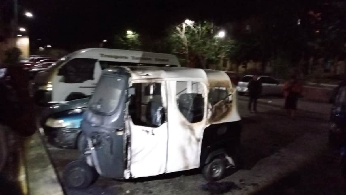 Incendian dos mototaxis en Cancún por presunto derecho de piso