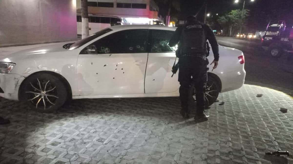 Balean vehículo estacionado en plaza comercial de la región 247 de Cancún