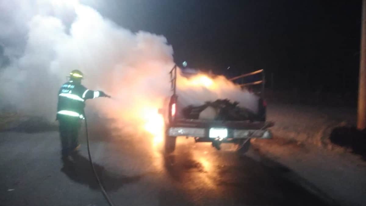 Encuentran una camioneta con cinco cuerpos calcinados en Celaya