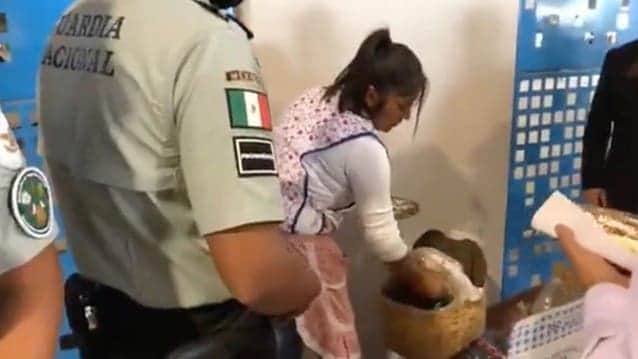 Guardia Nacional intentó retirar a vendedora de tlayudas