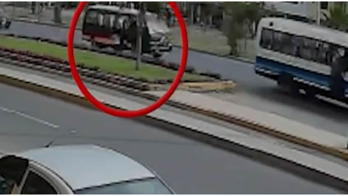 Mujer cae desde un bus en marcha, chofer se peleaba con otro por el pasaje