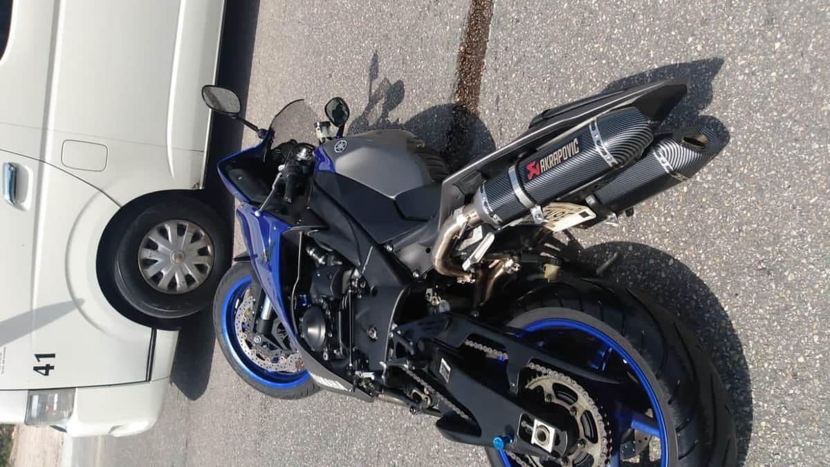 Por evitar choque, se accidenta motociclista en el bulevar Playa del Carmen