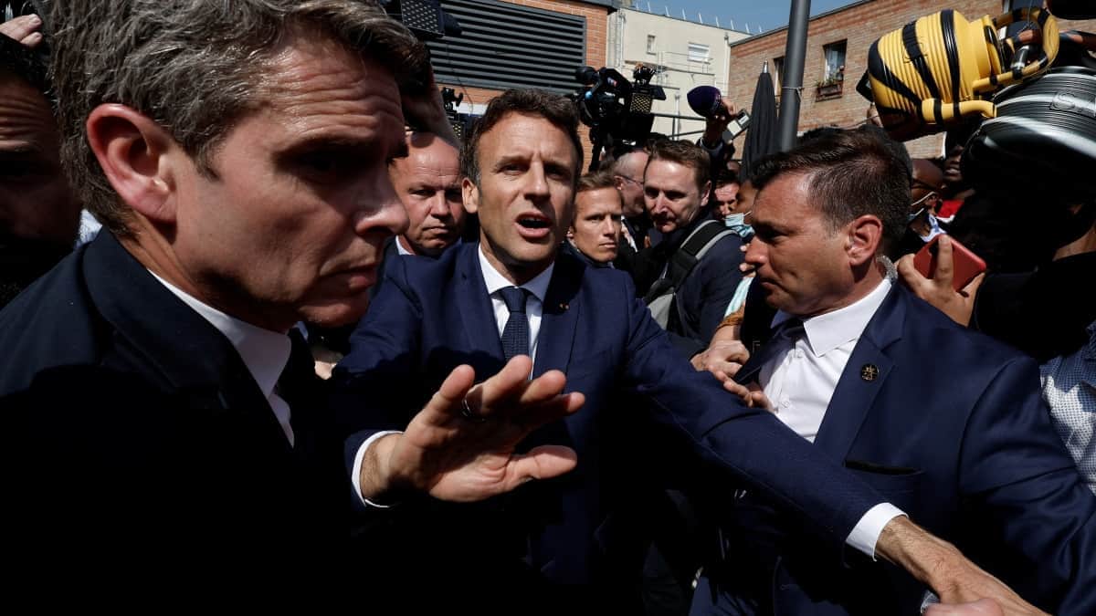 Lanzan tomates a Emmanuel Macron durante visita a un mercado