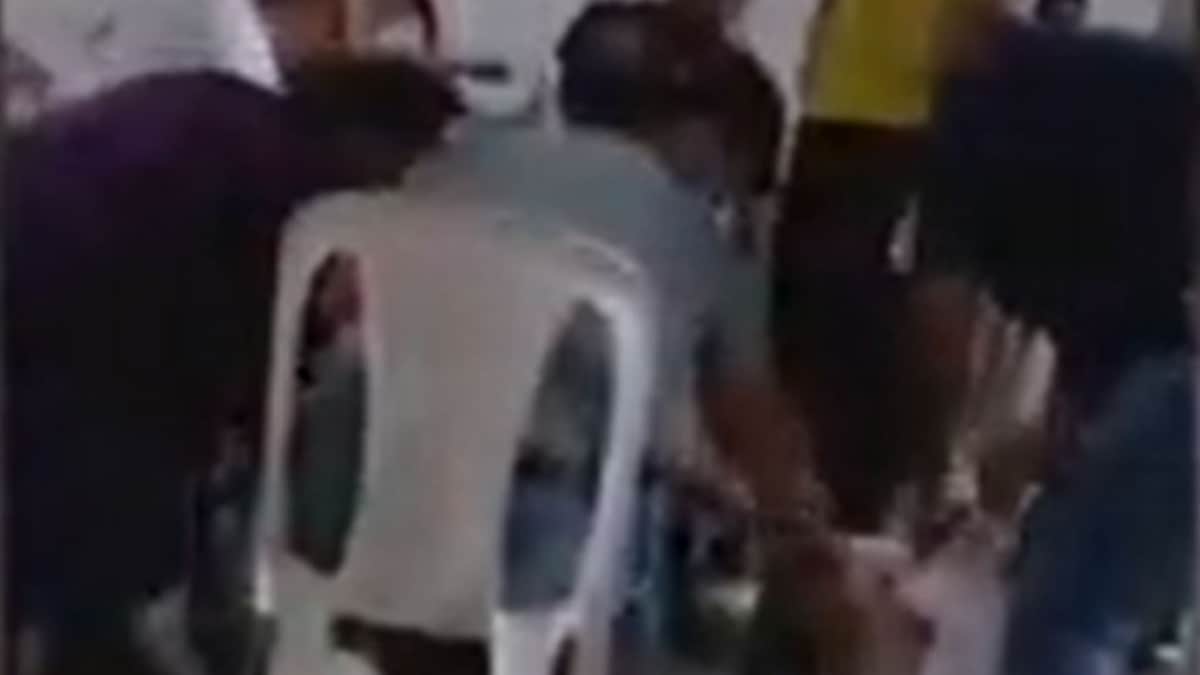 Video: Pidió el tarjetón de votación y luego se limpió con él