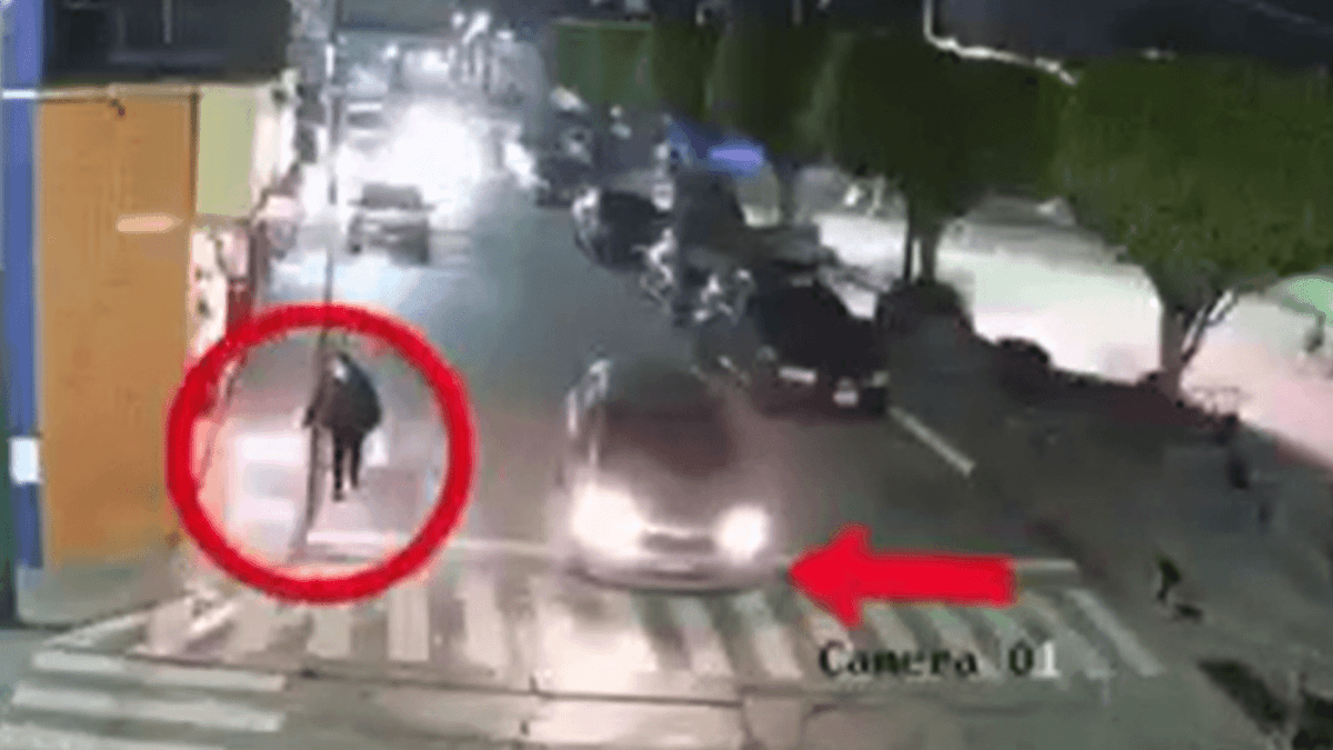 VIDEO: Vehículo arrolla a mujer, sigue la marcha y otros conductores no la auxilian