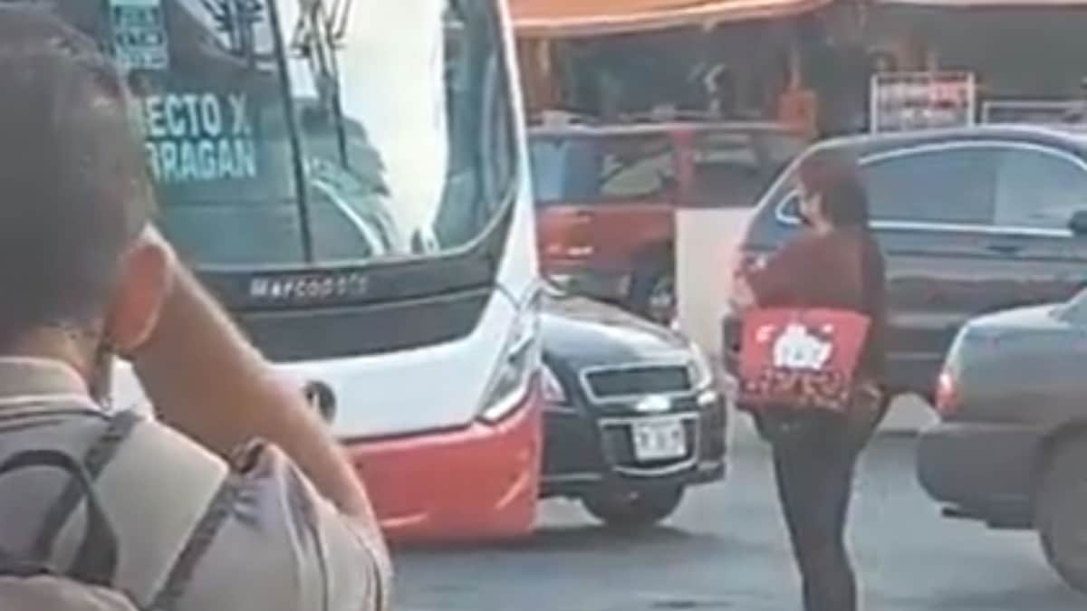 VIDEO: Mujer se planta en frente de un bus que no le hizo parada en señal de protesta
